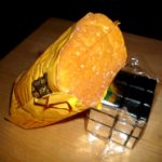 China-Gadgets_Mirror_Cube_mit_Verpackung Eine typische chinesische Gadgetverpackung, hier mit Mirror Cube.