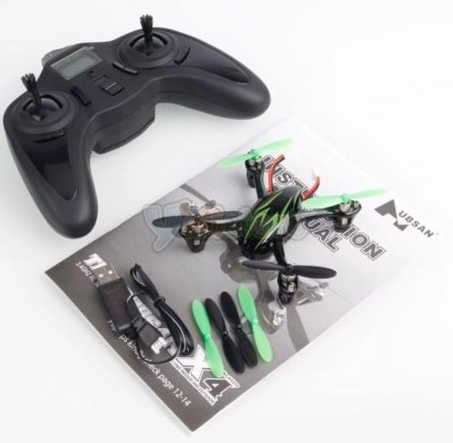 Fernbedienung, Ersatzrotorblätter und Ladekabel vom Hubsan X4 H107C