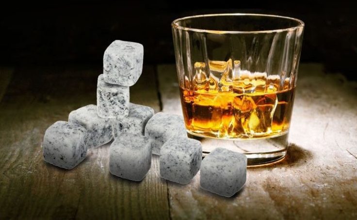 Whiskey Stones im Glas