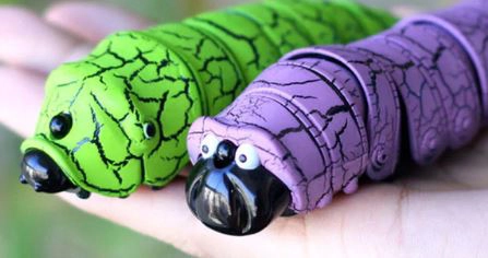 Ferngesteuerte Raupe auf Hand