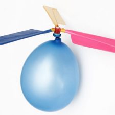 Luftballon Helikopter mit blauem Luftballon