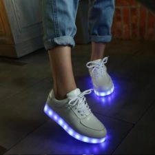 LED Sneaker an einer Frau