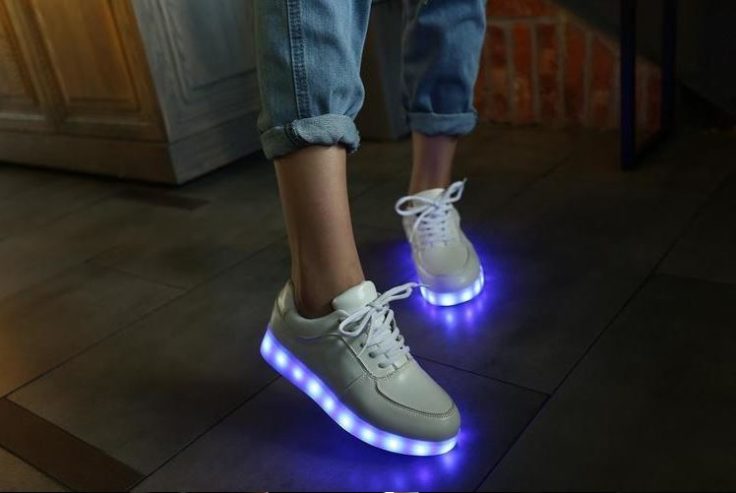 LED Sneaker an einer Frau