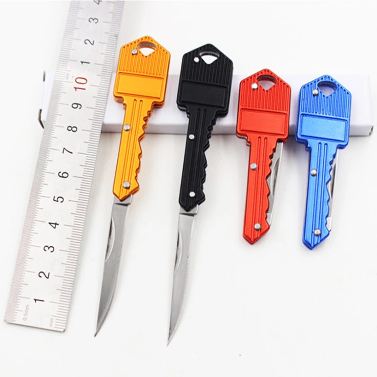 Taschenmesser in Schlüsselformat in Gelb, Schwarz, Rot und Blau.