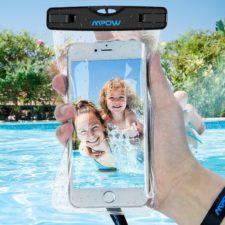 Mpow Unterwasserhülle für Smartphones in einem Pool