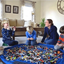 Mutter und Kinder auf Spielzeugbeutel