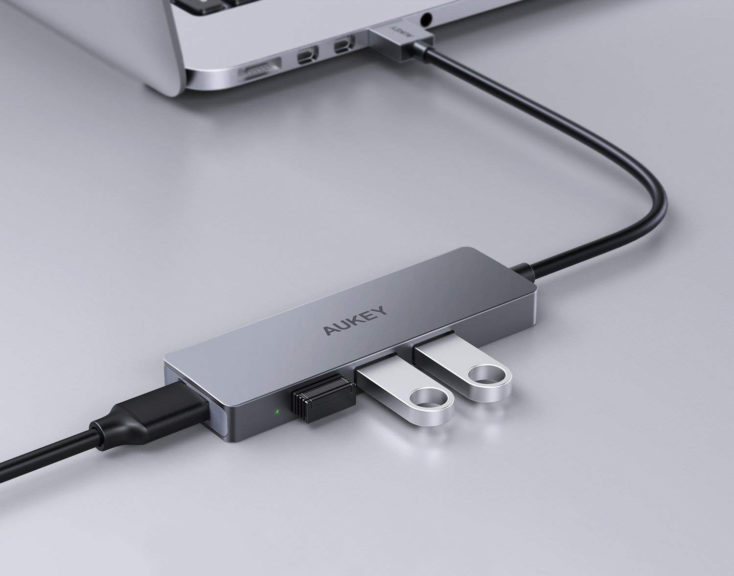 AUKEY USB-Hub mit USB Stick