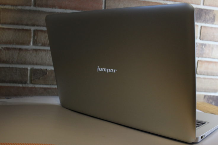 Die Oberseite des Jumper EZBook mit leuchtendem Jumper Logo