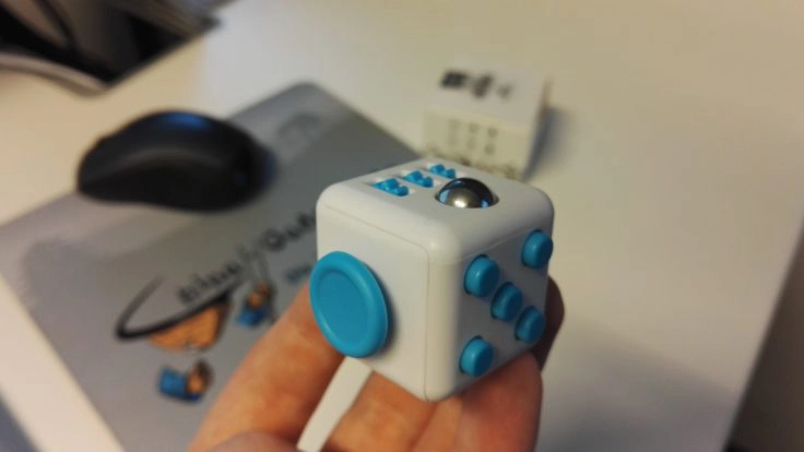 Fidget Cube Blau Weiß