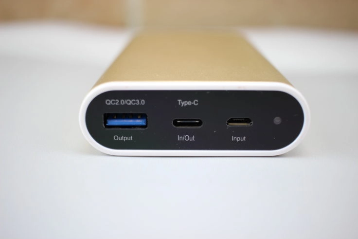 Die Powerbank besitzt einen USB, einen USB-C Output und einen Micro-USB Input