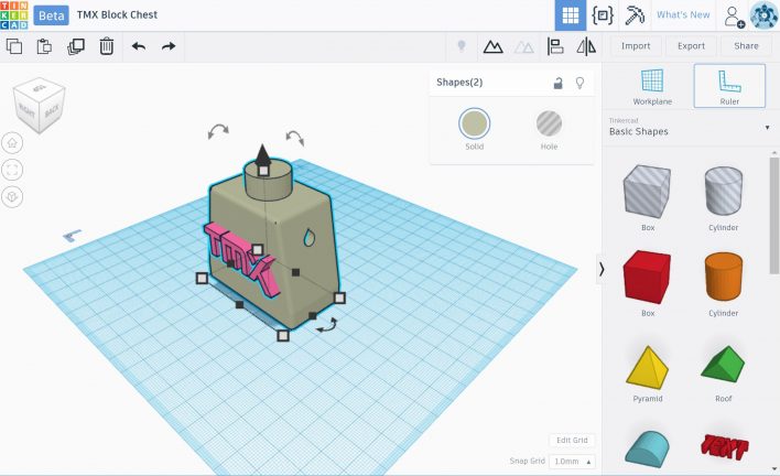 Erst das PNG-Logo mit selma3D in eine STL konvertiert und dann in Tinkercad auf einen Legotorso. Abschließend mit Curva slicen