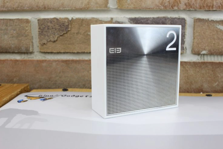 Die Vorderseite der ELE BOX zeigt oben rechts eine 2 darunter sitzt der Lautsprecher hinter dem Metallgitter