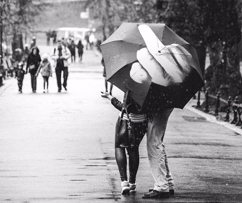 Зонтик бандита. Зонтик с факом. Толпа под зонтами.