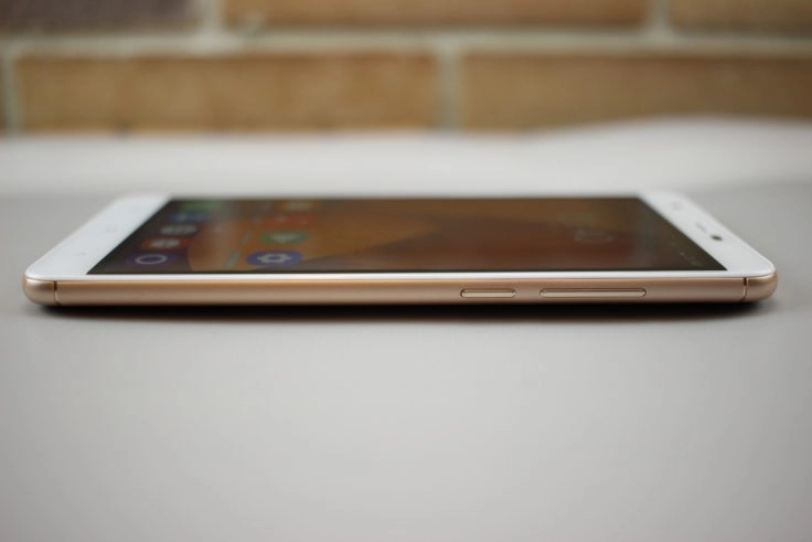 Seitenansicht des Oukitel U15 Pro Smartphone