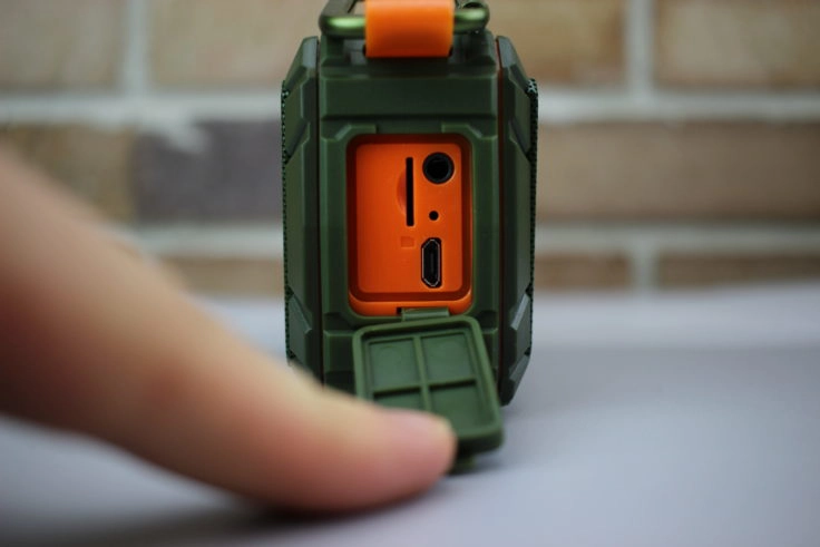 iAmer iM9 Anschlüsse: microSD, Klinge und USB