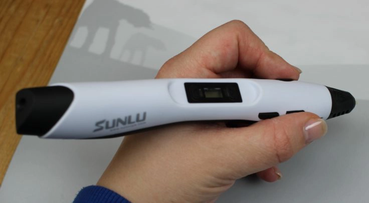 3D-Stift SUNLU SL-300 in der Hand gehalten