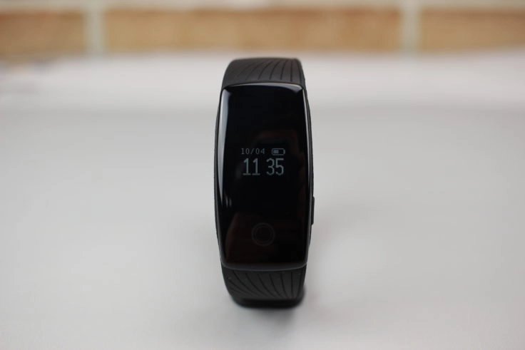 Mpow Fitness Tracker mit eingeschaltetem Display