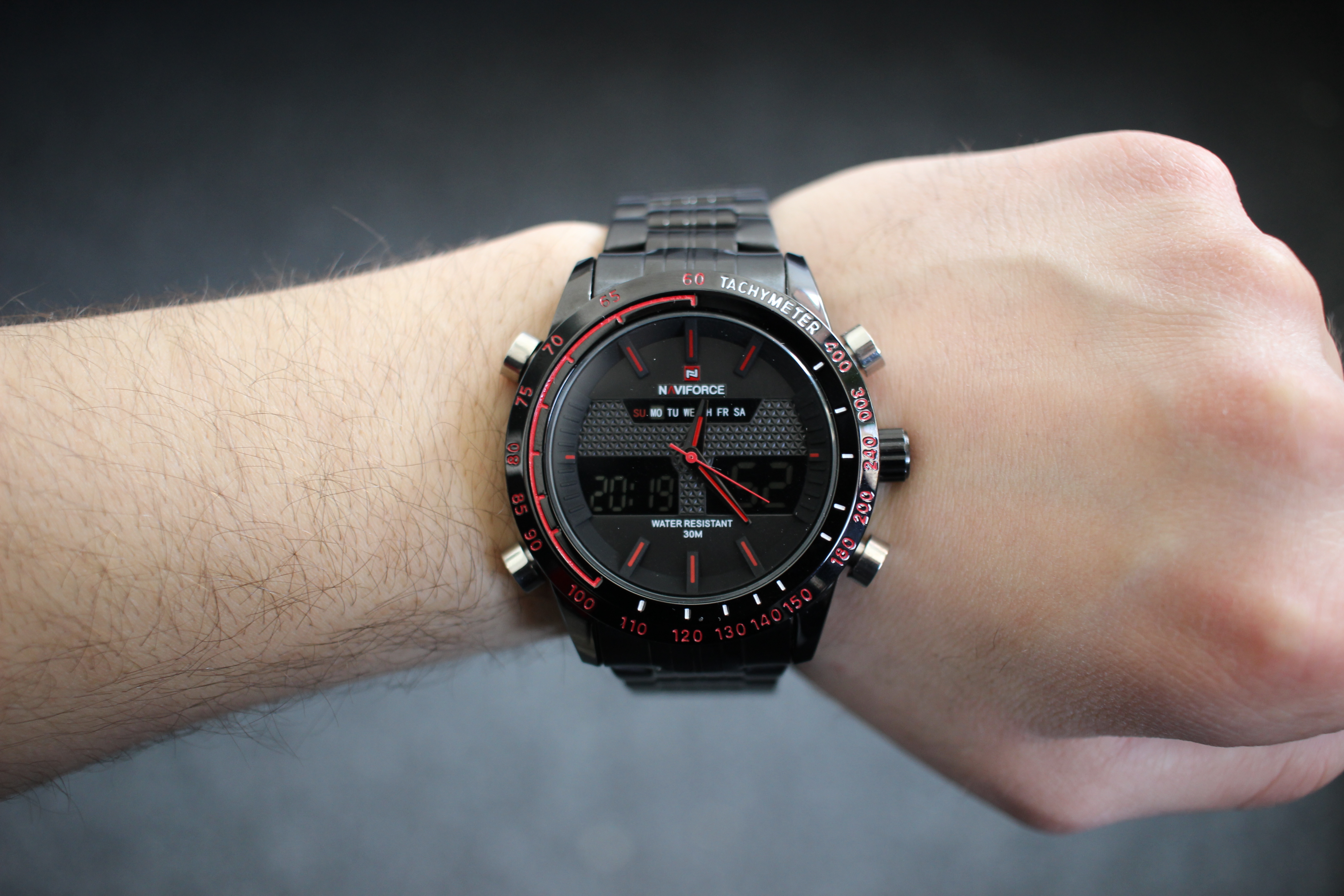 Naviforce Armbanduhr an Handgelenk