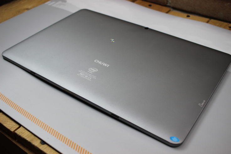 CHUWI Hi13 3K Windows Tablet Rückseite auf einem Tisch