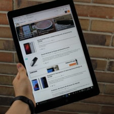 Das Chuwi Hi13 3K Tablet in einer Hand liegend