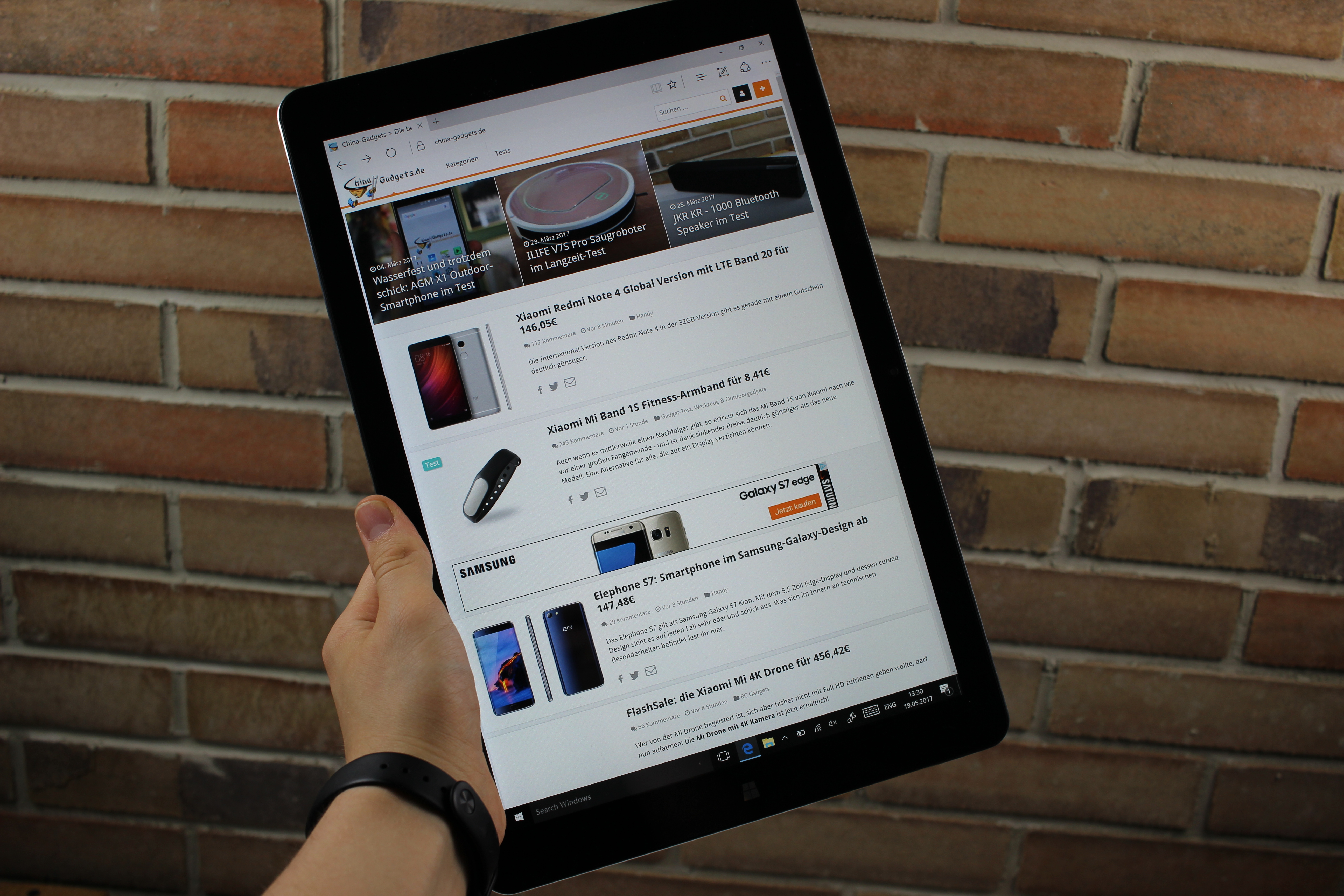 Das Chuwi Hi13 3K Tablet in einer Hand liegend