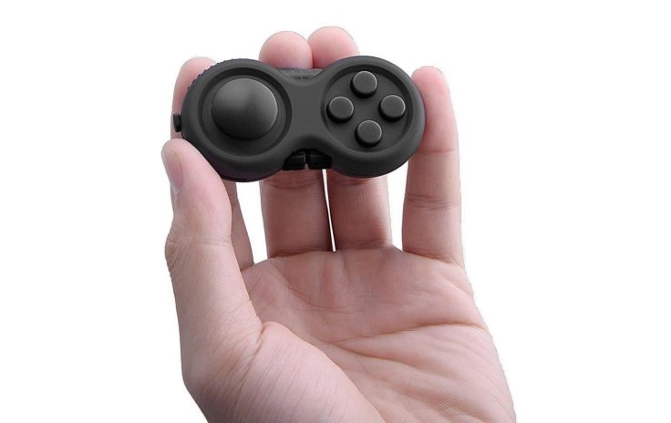 Ein kleiner Controller in der Hand