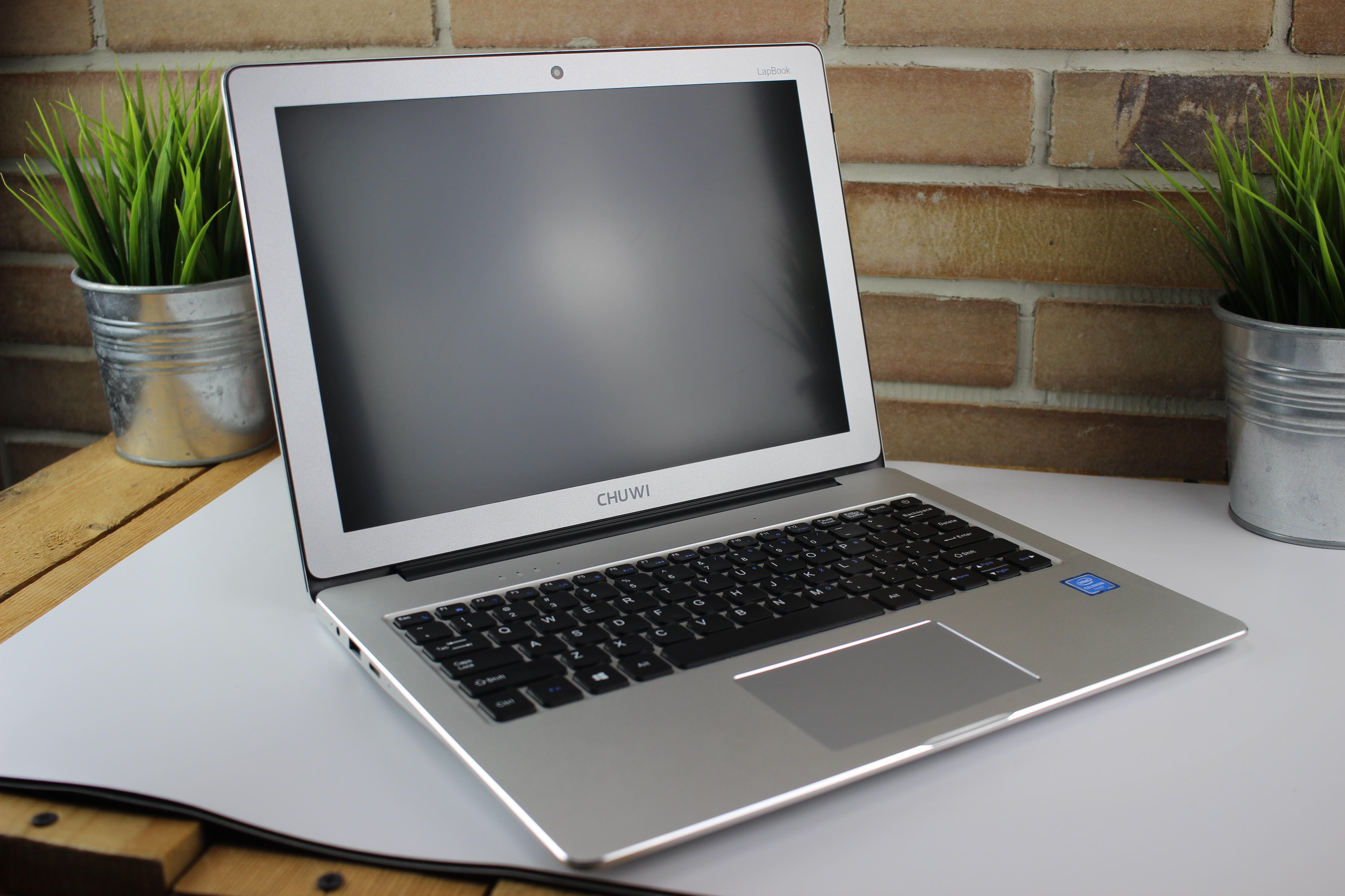 Chuwi LapBook 12.3 Notebook auf grauer Unterlage von schräg vorne