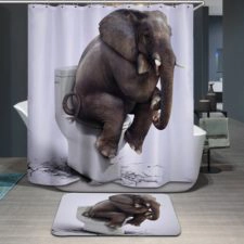 Duschvorhang mit abgedrucktem Elefant, der auf einer Toilette sitzt