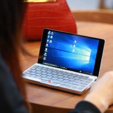 GPD Pocket Mini Laptop in Benutzung auf Holztisch