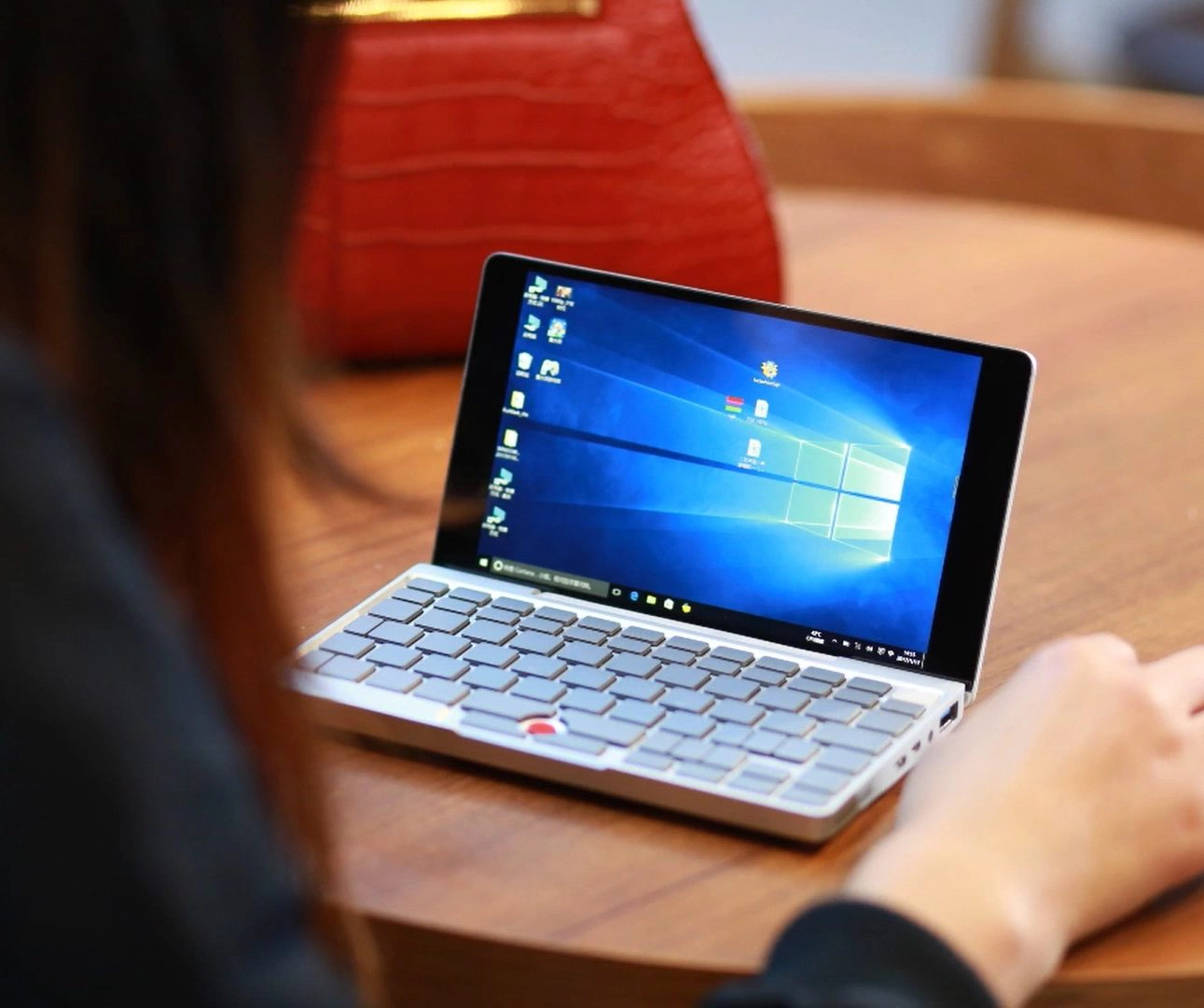 GPD Pocket Mini Laptop in Benutzung auf Holztisch