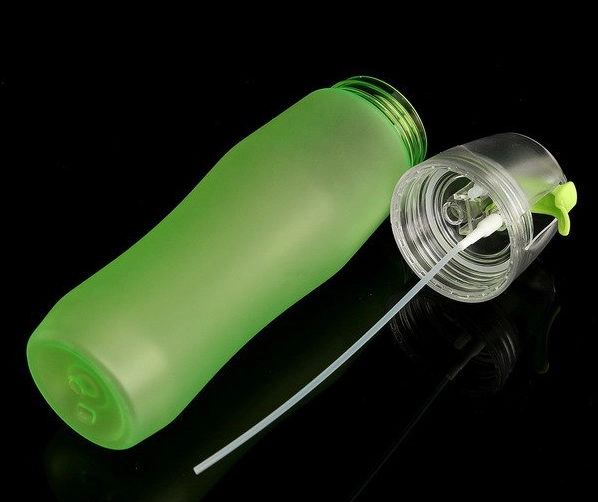 Geöffnete grüne Wasserflasche mit Zerstäuberfunktion
