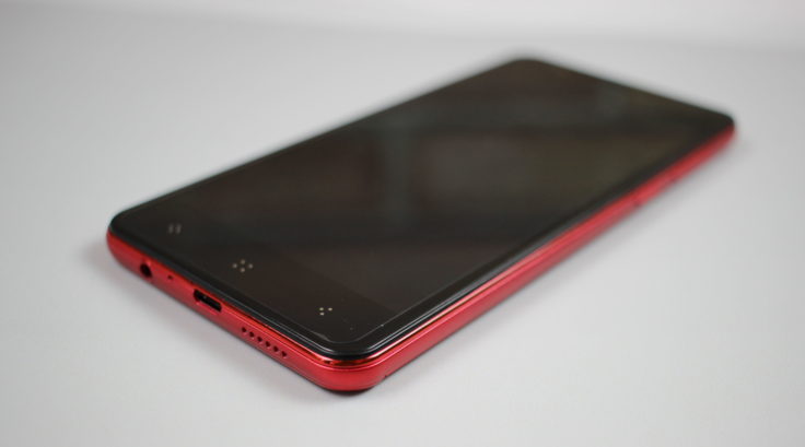 Elephone P Mini diagonal mit rotem Body