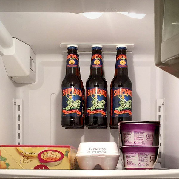 Magnetischer Bierflaschenhalter im Kühlschrank mit anderen Lebensmitteln