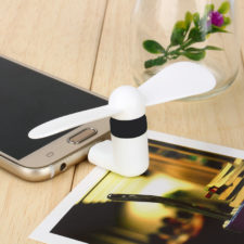 Weißer Smartphone Ventilator auf Tisch
