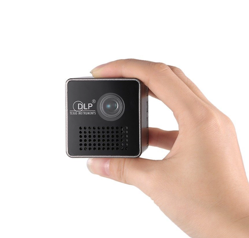 Ultramini DLP Beamer in einer Hand zum Größenvergleich