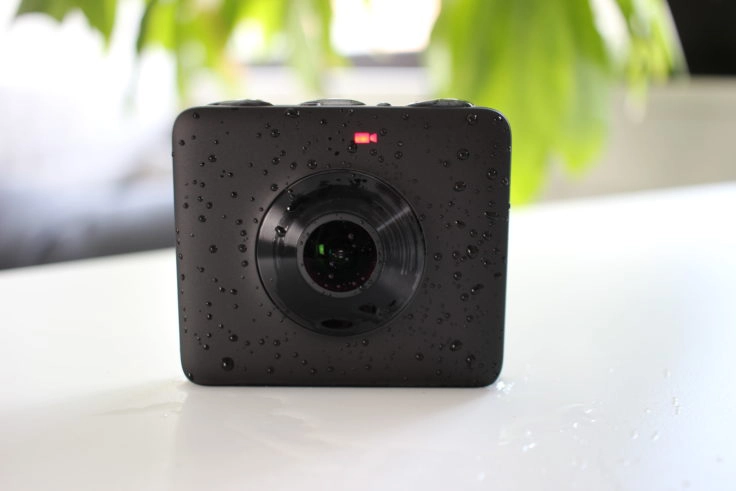 Xiaomi Mijia Panorama Camera mit Wasserspritzern