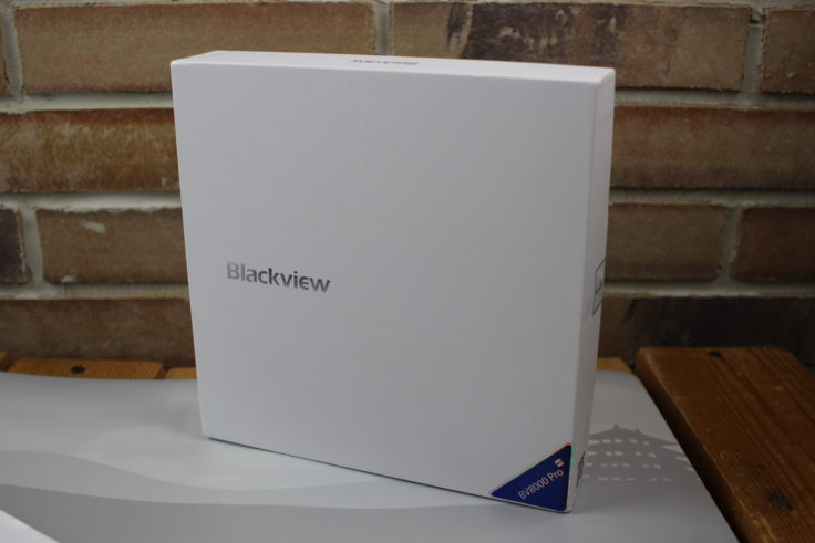 Die Verpackung des Blackview BV8000 Pro