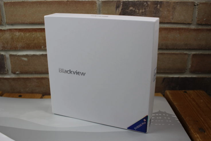 Die Verpackung des Blackview BV8000 Pro