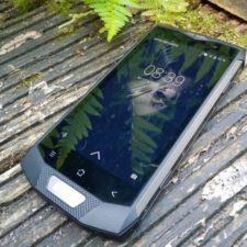 Blackview PV8000 Pro auf Holzboden