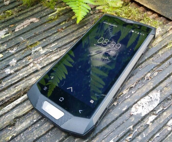 Blackview PV8000 Pro auf Holzboden