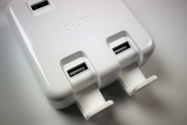 CHUWI USB Slot mit offenen Klappen