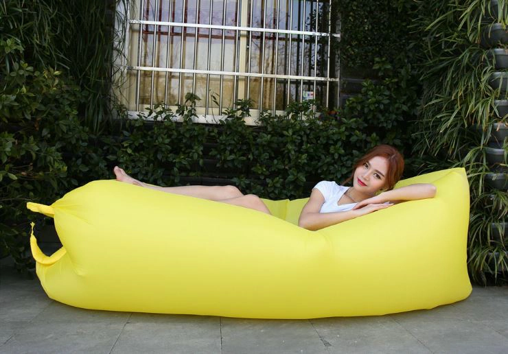 Luftcouch gelb mit lächelnder Frau