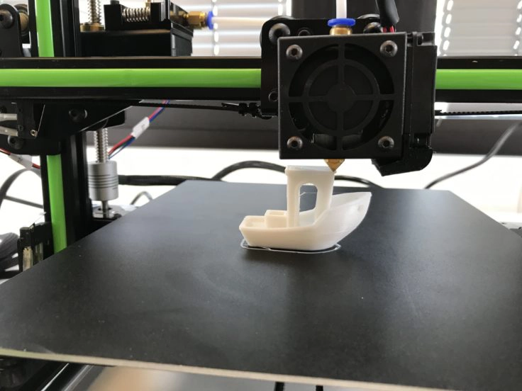 Benchy mit kleinem Faden in der Tür