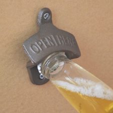 Wand Flaschenöffner mit Bier