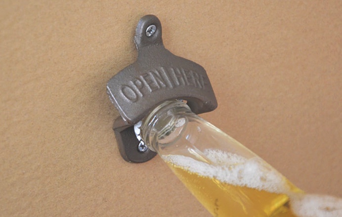 Wand Flaschenöffner mit Bier