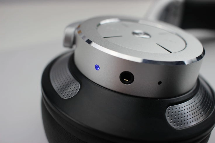 iDeaUSA AtomicX V200 ANC Headset und Klinkenanschluss