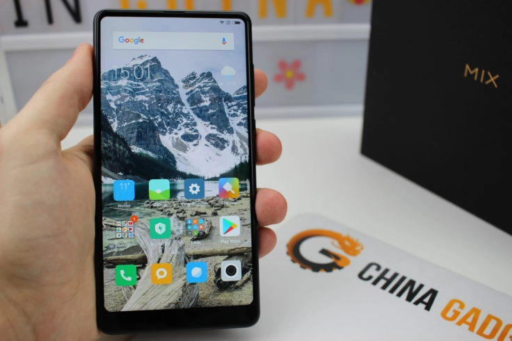 Xiaomi Mi Mix 2 Display in Hand