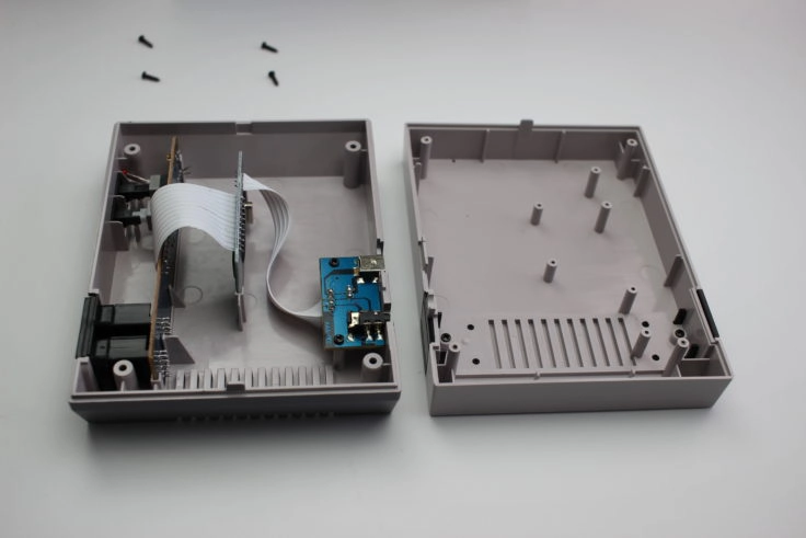Entertainment System NES Klon Gehäuse geöffnet Entertainment System NES Klon Gehäuse geöffnet