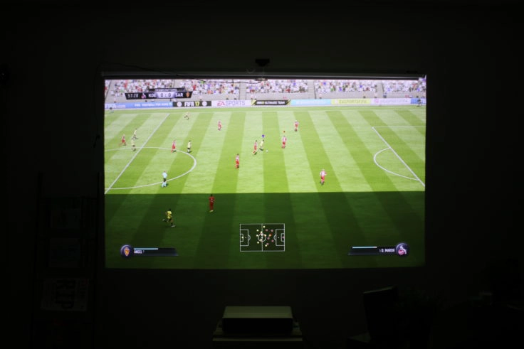 Xiaomi Kurzdistanzbeamer Laser Projector Test Fifa 17 auf rauer Tapete