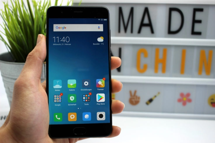 Das Xiaomi Mi Note 3 Smartphone in einer Hand